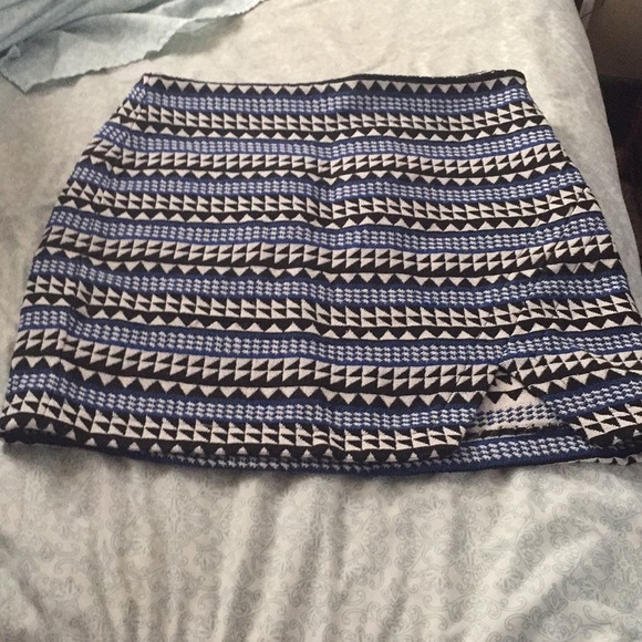 Adorable BCBG skirt! - Picture 2 of 6